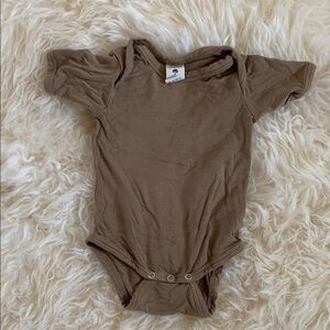 Kate Quinn Tan Baby Bamboo Onesie 0-3mo
